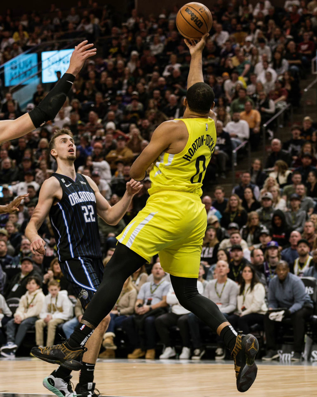 爱游戏官方入口-魔术翻盘爵士，拉文带队取胜