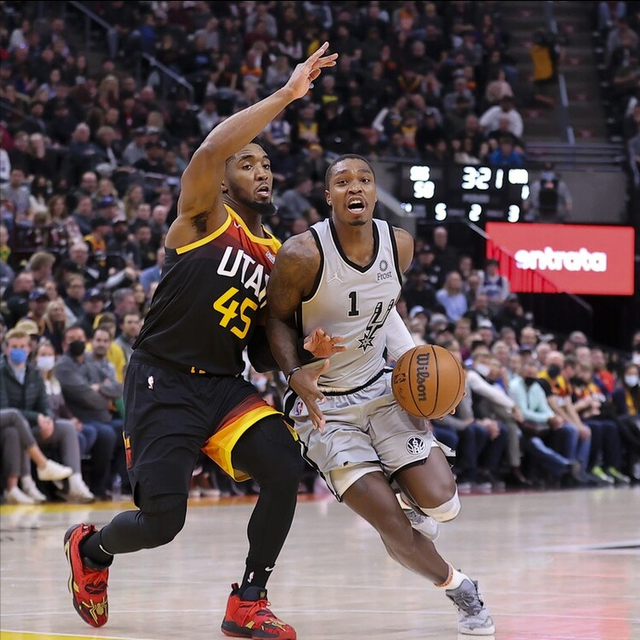 爱游戏tv-马刺逆转北京队，霍勒迪惊艳四座