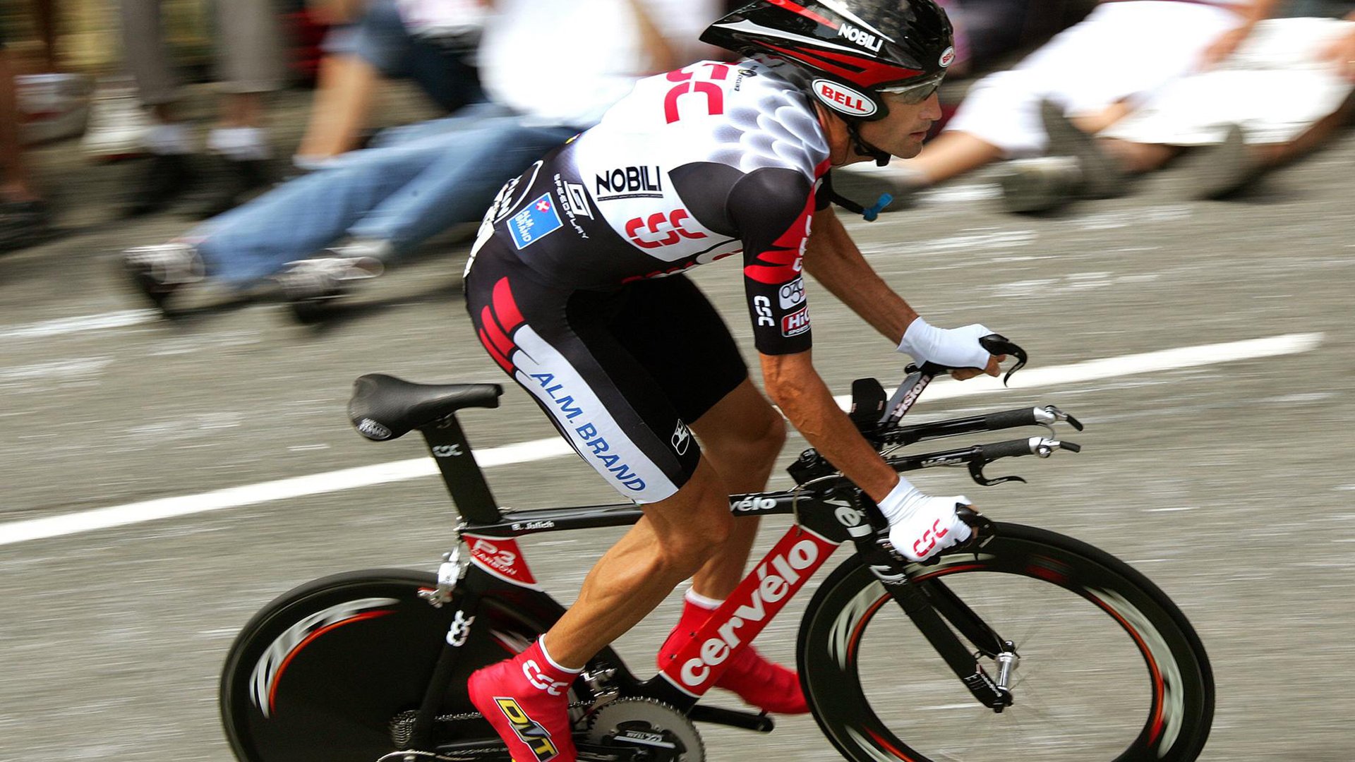 爱游戏2026-红军的乌克兰试炼场，卡马文加，从天才之名到钢铁之证